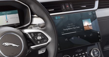 Alexa pojawi się w jaguarach i land roverach. Będzie działać bez smartfona