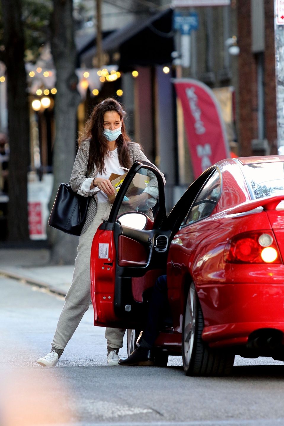 Katie Holmes spaceruje z nowym ukochanym