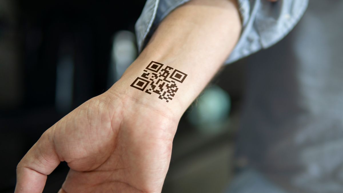 Tatuaż z kodem QR.
