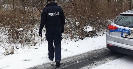 Szedł drogą krajową nr 22. Policjanci usłyszeli przygnębiające wyznanie