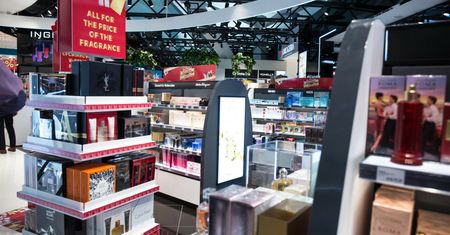 Chcieli ukraść perfumy za 13 tys. zł. Wpadli na lotnisku