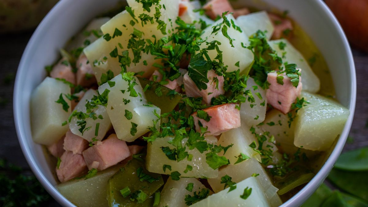 Kalarepa duszona po szwajcarsku jest delikatna i kremowa w smaku
