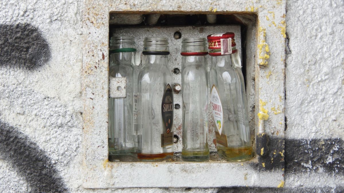 Małe butelki po alkoholu, tzw. małpki 