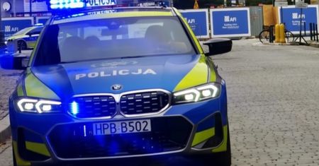 Wjechał koparką pod pociąg i uciekł. Wpadł w zaskakujący sposób