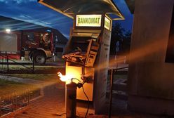 Złodzieje chcieli wysadzić bankomat. Wywołali pożar i musieli uciekać