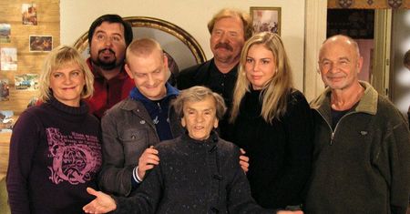 18-lecie "Świata według Kiepskich": Kożuchowska jako pielęgniarka, Wodecki pije "Mocny Full", "odejście" Paździocha...