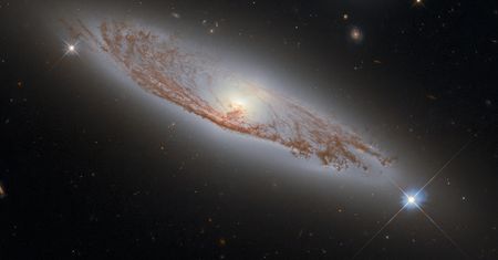 Jest oddalona o 150 milionów lat świetlnych. Teleskop Hubble’a ujął piękną galaktykę