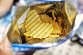Znany supermarket wycofuje chipsy. "Zagrożenie dla zdrowia konsumenta"