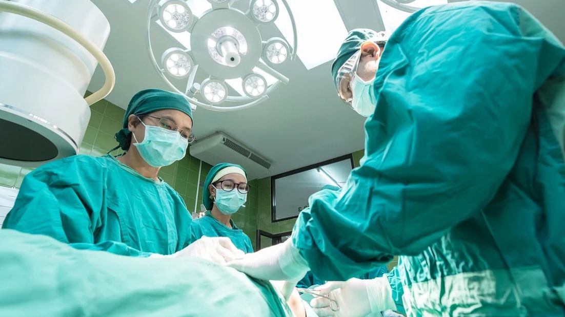 Sternotomia, czyli zabieg przecięcia mostka w jego osi długiej, jest kojarzony głównie z kardiochirurgią. 