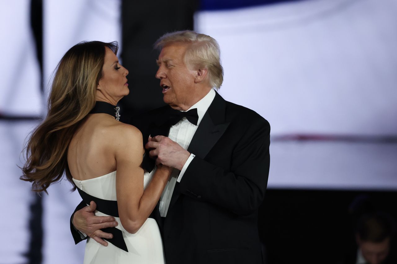 Trump feiert Amtseinführung: Melania glänzt im Designer-Kleid