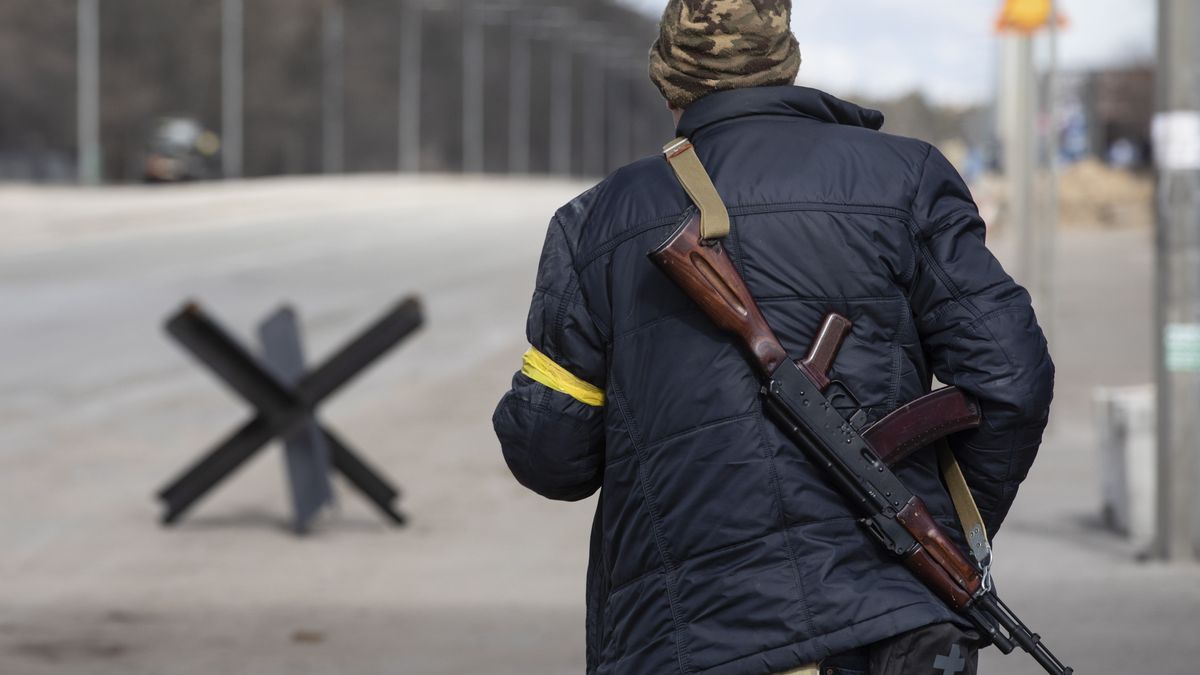 epa09788775 Territorial Defense fighters stand on a checkpoint in Kiev, Ukraine, 27 February 2022. Russian troops entered Ukraine on 24 February prompting the country's president to declare martial law.  EPA/MIKHAIL PALINCHAK Dostawca: PAP/EPA.