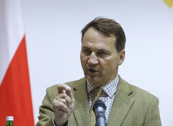 Rzeszów celem? Sikorski nie potwierdza