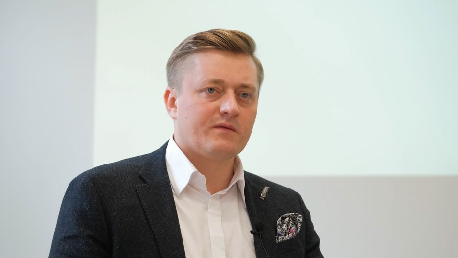 Bartosz Lewandowski, dyrektor Centrum Interwencji Procesowej Ordo Iuris, podczas konferencji prasowej pt. "O nowej jakości edukacji - znaczenie elitarnych uczelni klasycznych w Polsce" w siedzibie Uczelni Collegium Intermarium