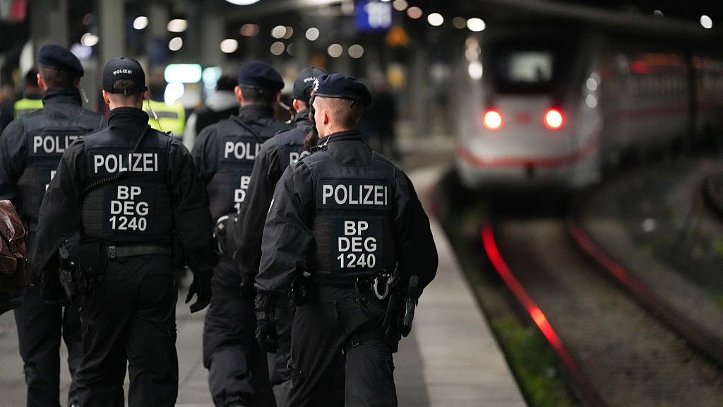 Interior Minister Dobrindt Visits Munich Railway Station As Police Enforce Knife Ban
MUNICH, GERMANY - NOVEMBER 14: Police officers are seen patrolling the station as German Interior Minister Alexander Dobrindt and Munich Federal Police Vice President Franz-Xaver Vogl visited Munich Hauptbahnhof main railway station during heightened security measures on November 14, 2025 in Munich, Germany. German police have increased their presence at large railway stations nationwide in order to enforce a ban on knives in rail travel. Germany has seen a growing number of incidences of stabbings over the last year, especially at railway stations and on trains. (Photo by Leonhard Simon/Getty Images)
Leonhard Simon