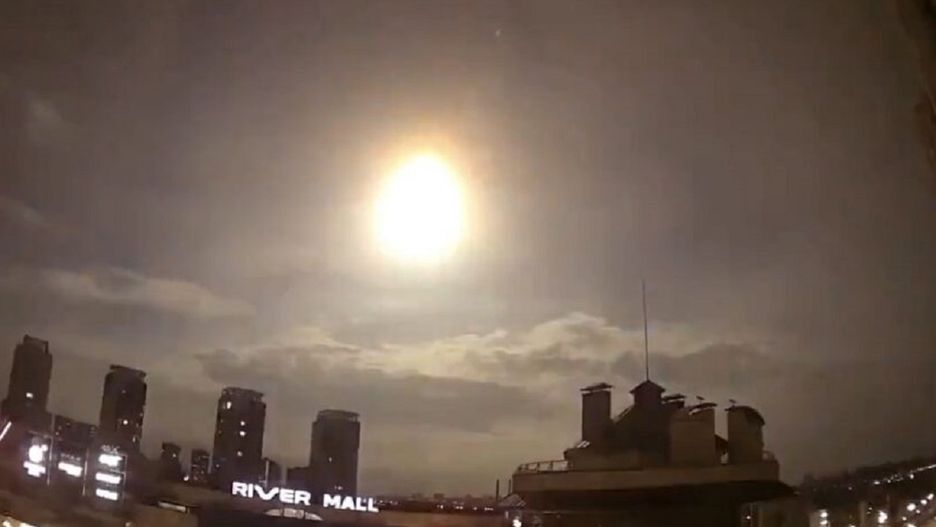 Błysk na niebie nad Kijowem. Spadła satelita NASA