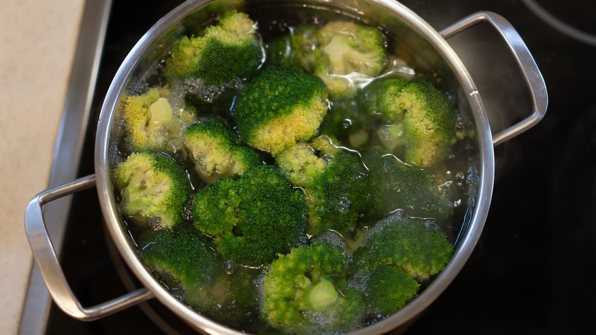 Dodaj do gotujących się brokułów. Będą jędrne i soczyste
