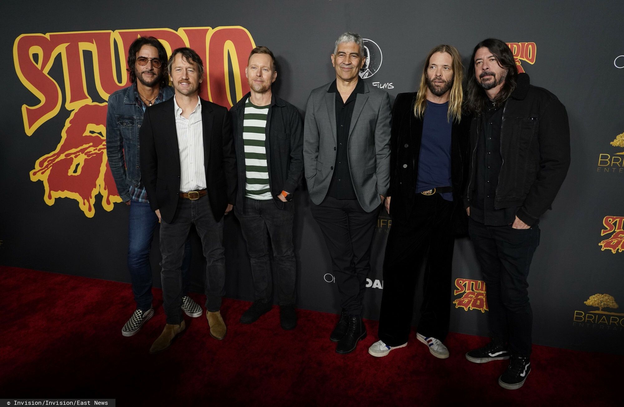Foo Fighters w pełnym składzie (od lewej): Rami Jaffee, Chris Shiflett, Nate Mendel, Pat Smear, Taylor Hawkins i Dave Grohl