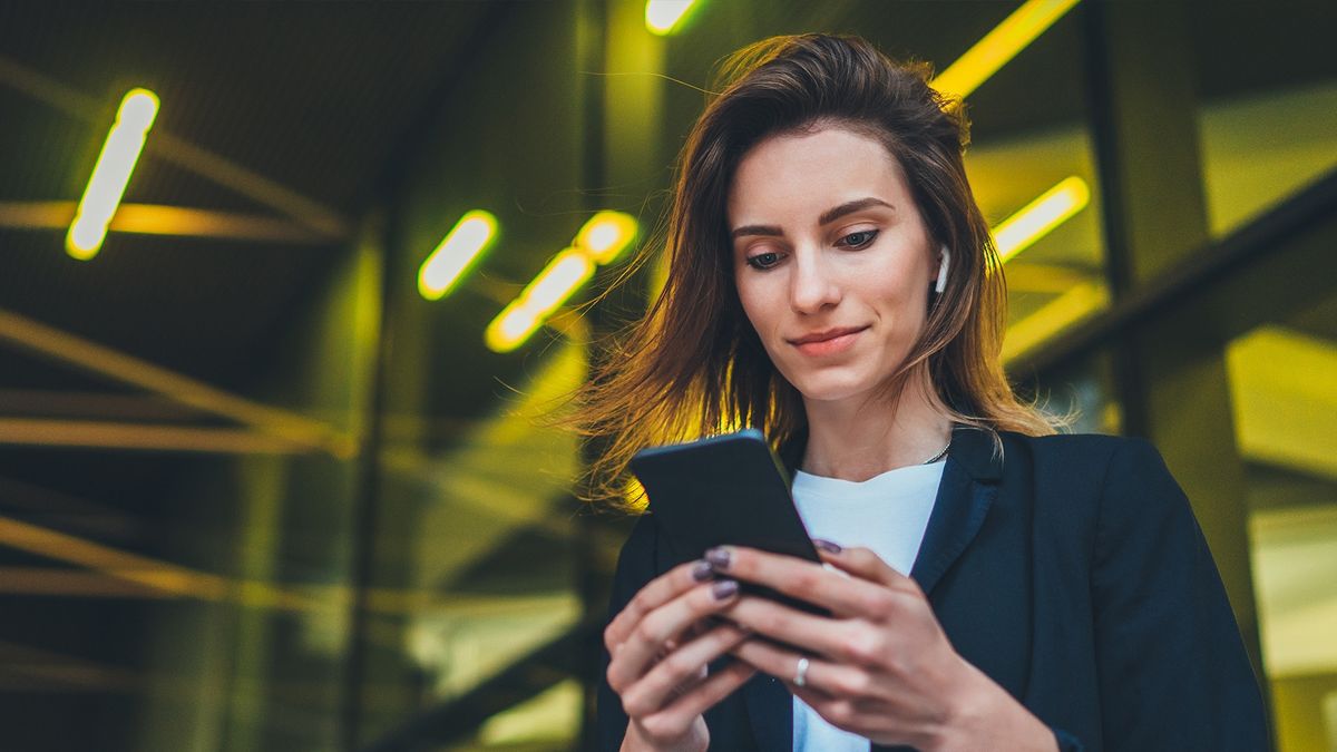 Smartfon jako narzędzie pracy - Urządzenia mobilne coraz częściej zastępują komputery podczas zakupów czy płatności w internecie. Stają się też coraz powszechniejszym narzędziem codziennej pracy.