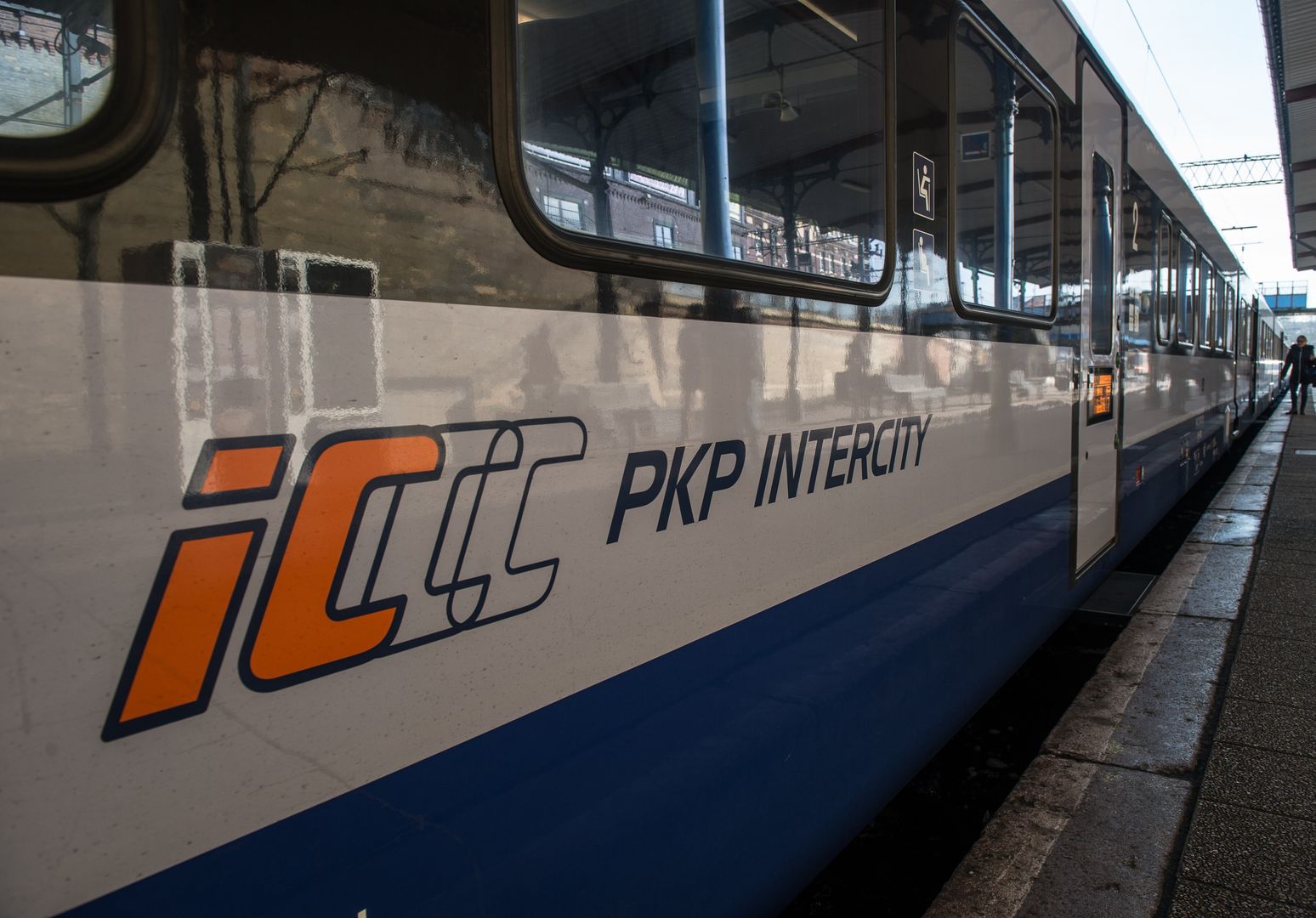 Kiedy spała, dokwaterowano mężczyznę. PKP Intercity odpowiada