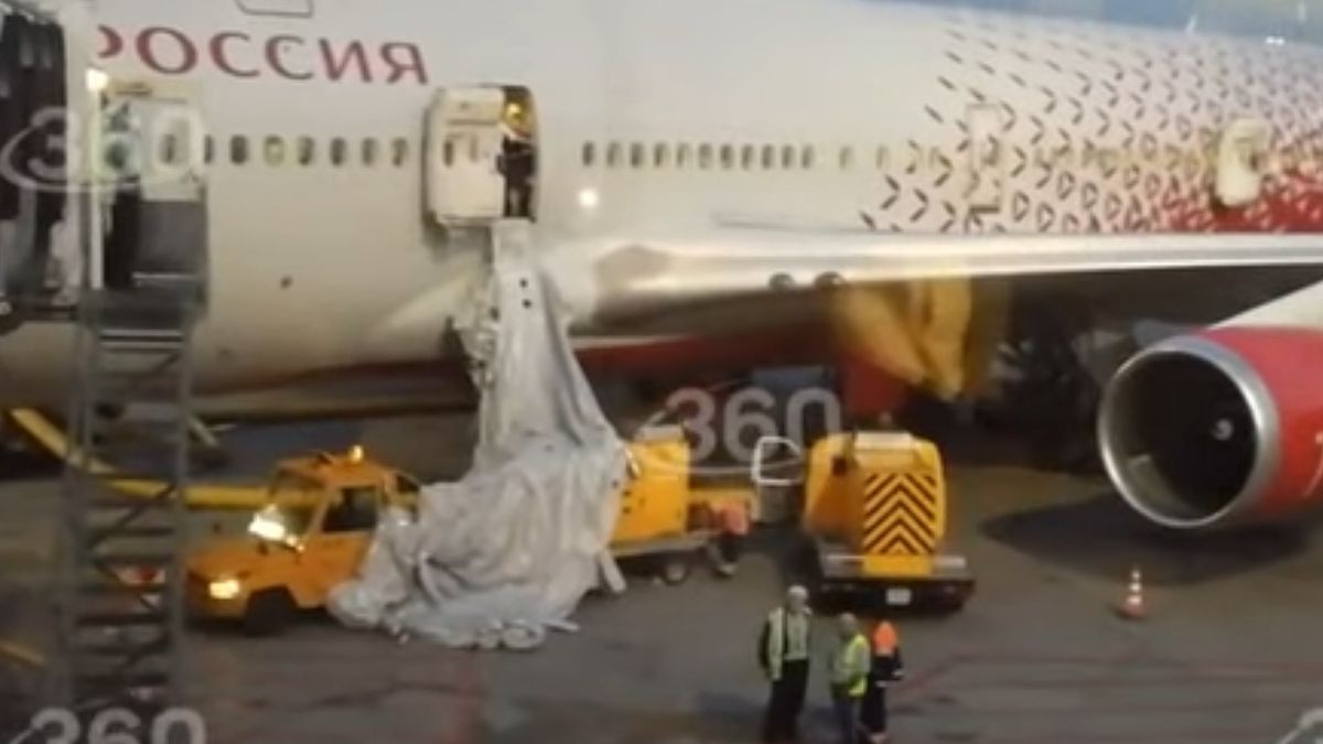 Otworzył awaryjne drzwi w samolocie