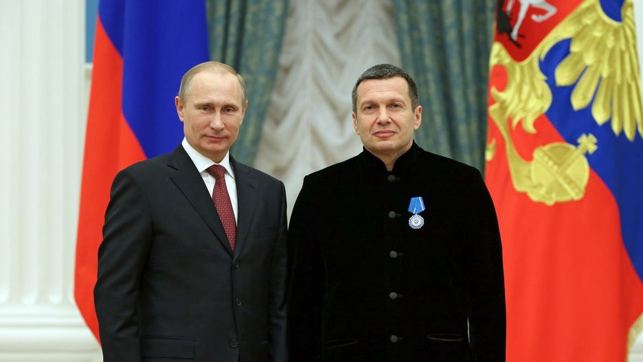arch54
In this photo taken Wednesday, Dec. 25, 2013, Russian President Vladimir Putin, left, and Russian television and radio host Vladimir Solovyov pose for a photo during an awards ceremony in Moscow's Kremlin. (AP Photo/RIA Novosti, Mikhail Metzel, Presidential Press Service)
RIA Novosti Kremlin