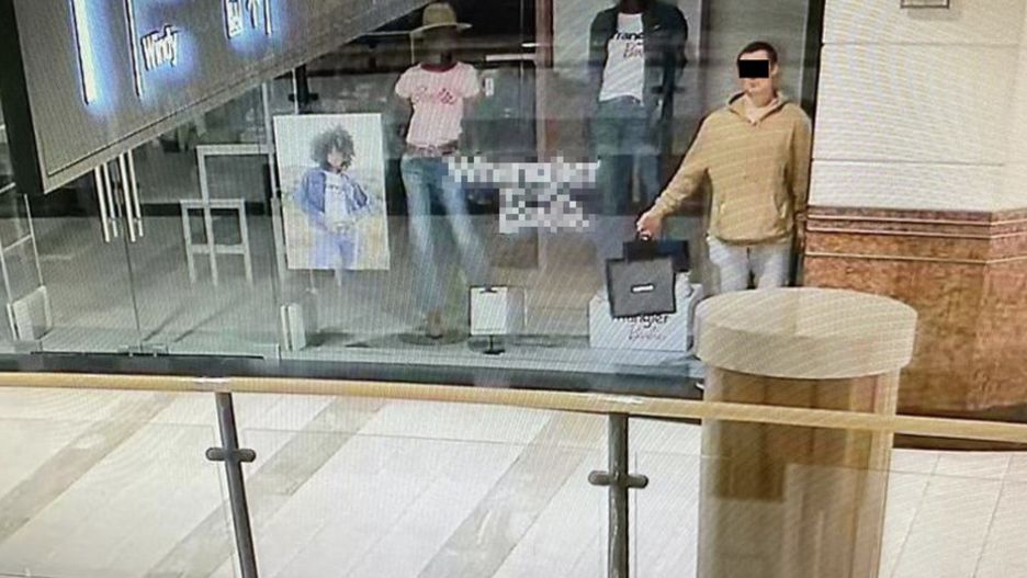 Monitory w galerii handlowej zarejestrowały dziwnego manekina w sklepowej witrynie