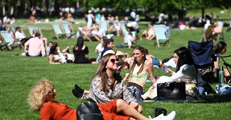 Koronawirus w Wielkiej Brytanii. Tłumy ludzi w parkach i na plażach. Służby alarmują