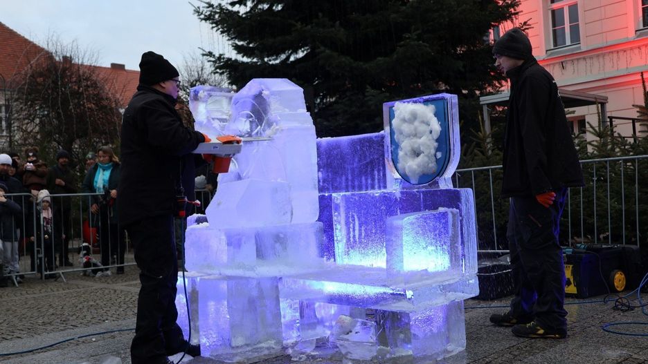 Pleszew z rzeźbą lodową autorstwa wicemistrza świata