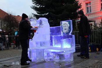 Pleszew: Tworzy w lodzie prawdziwe cuda. Zobacz, co stworzył wicemistrz świata w artystycznym rzeźbieniu w lodzie - Robert Burkat
