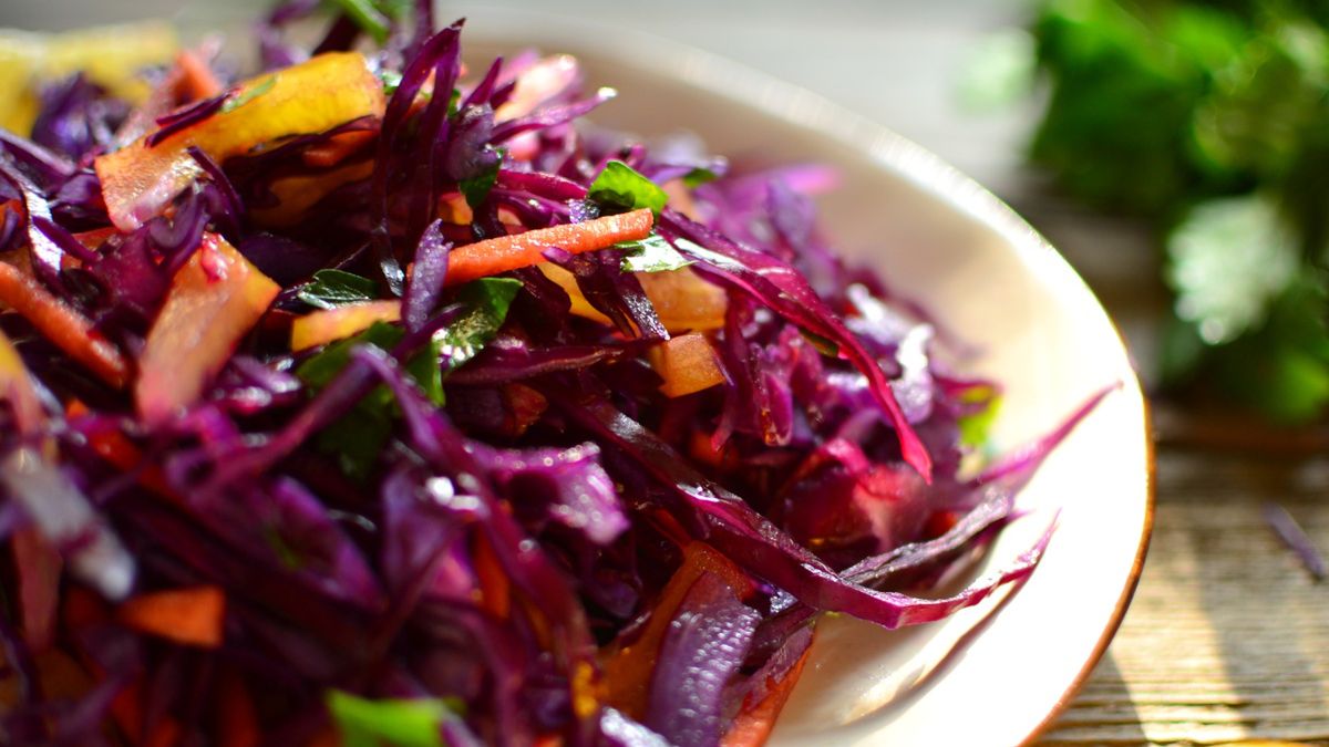 Surówka z buraka, marchewki i kapusty pekińskiej