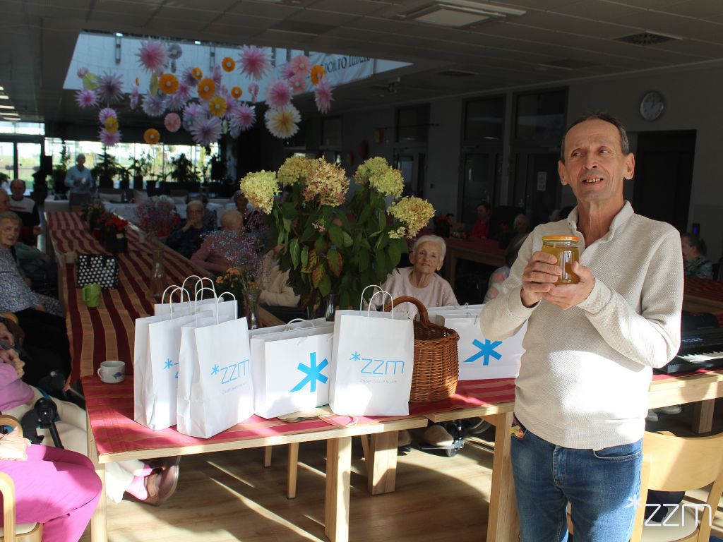 Poznań: Miód z miejskiej pasieki trafił do seniorów