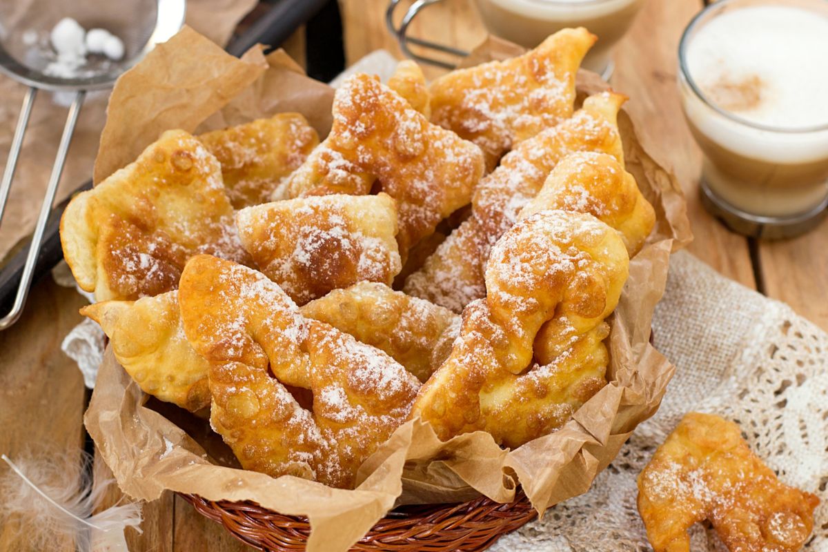 Faworki bez jajek to moje najnowsze odkrycie. Tak pyszne, że nie zostaje po nich ani okruszek