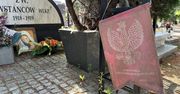 W wstydzie mówi mieszkaniec Leszna. Brudny proporzec i suche kwiaty przy Pomniku Powstańców Wielkopolskich