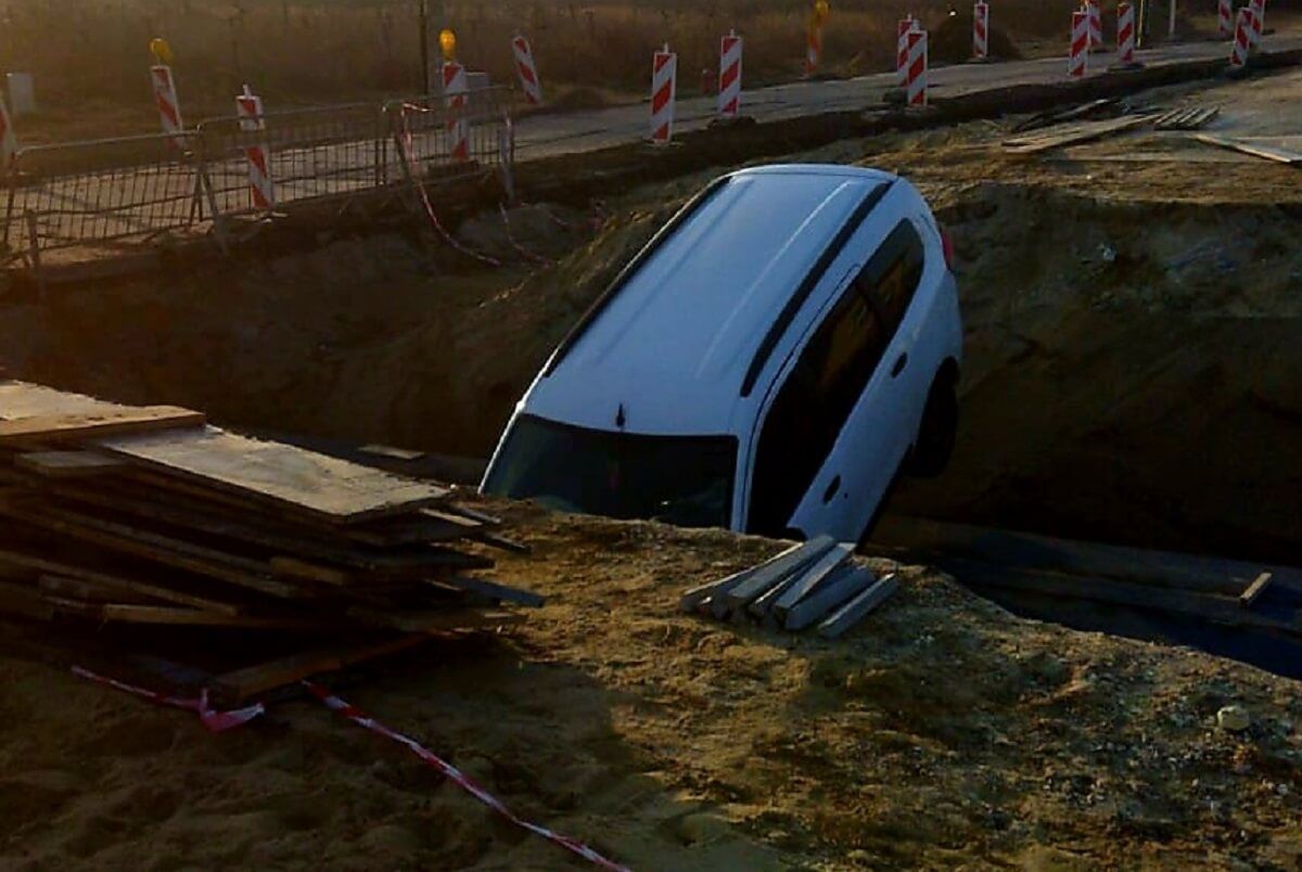 Samochód uderzył w betonowy przepust