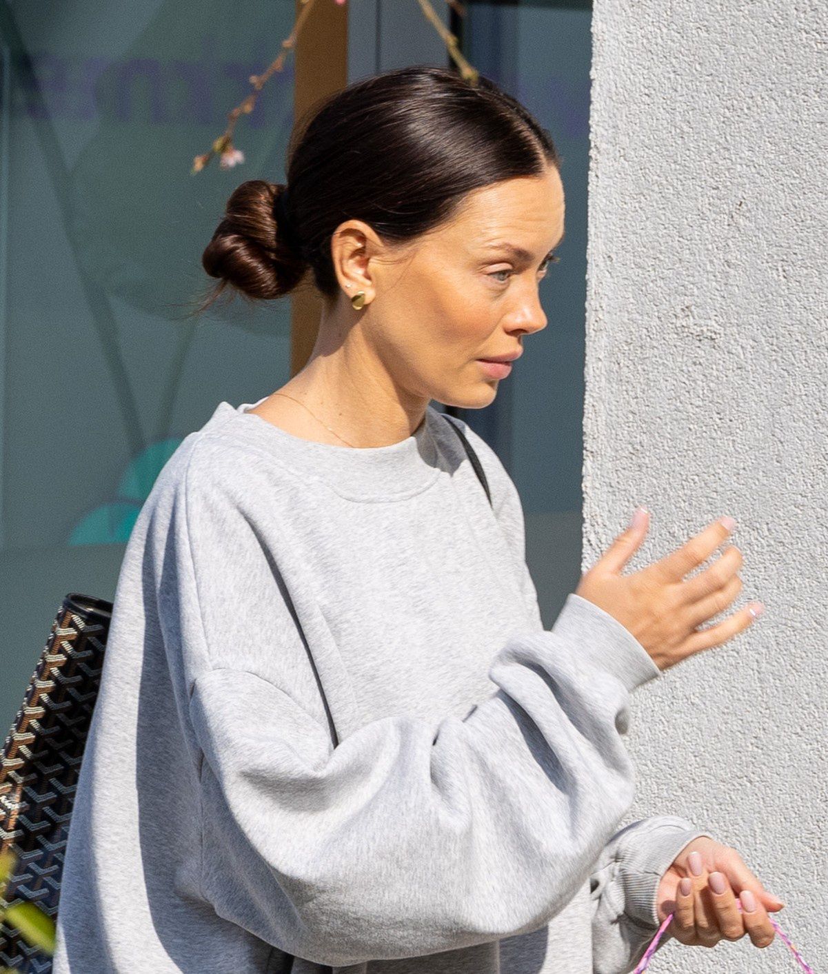 Naturalna Edyta Zając spaceruje z pieskiem