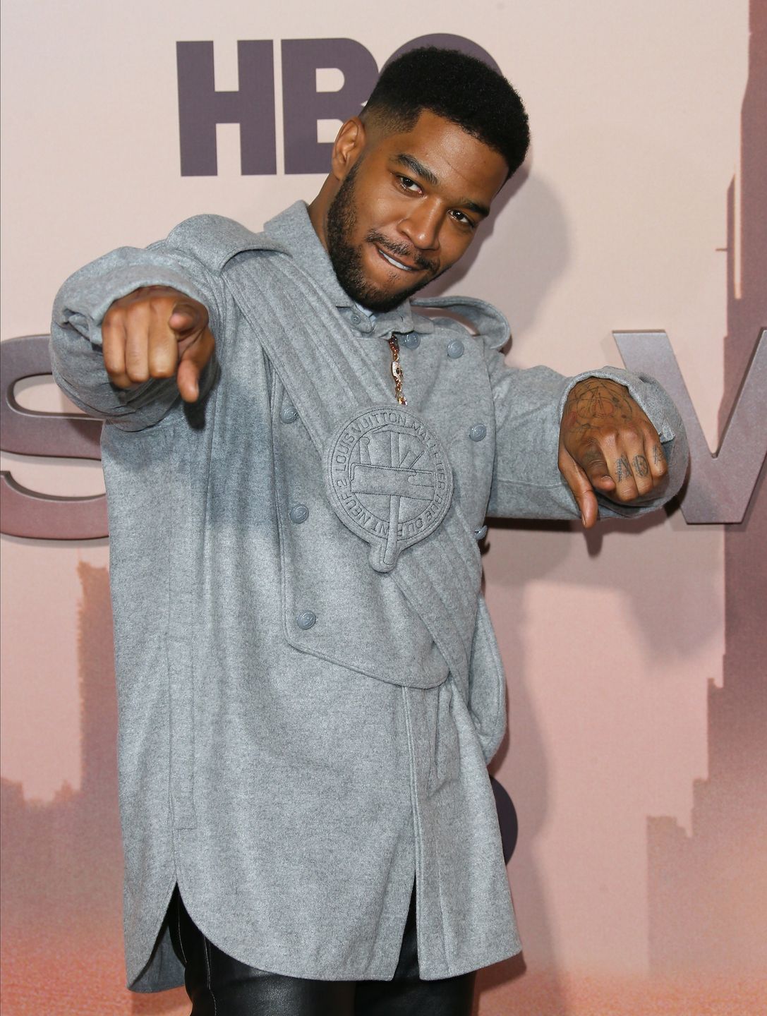 Kid Cudi wystąpił w kwiecistej sukience w "SNL". Nawiązał do Kurta Cobaina?