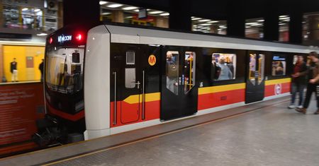 Wypadek w metrze. Młoda kobieta wpadła pod pociąg