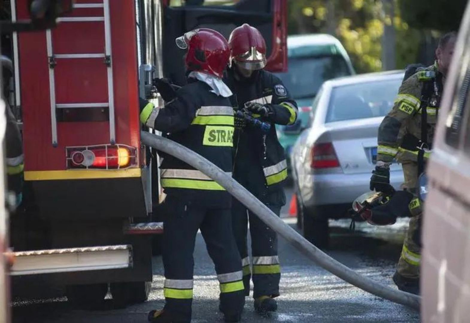 Pracownik wciągnięty przez maszynę do cięcia kartonów. Jest w ciężkim stanie