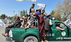 Zabrali prawa kobietom. Teraz talibowie biorą się za mężczyzn