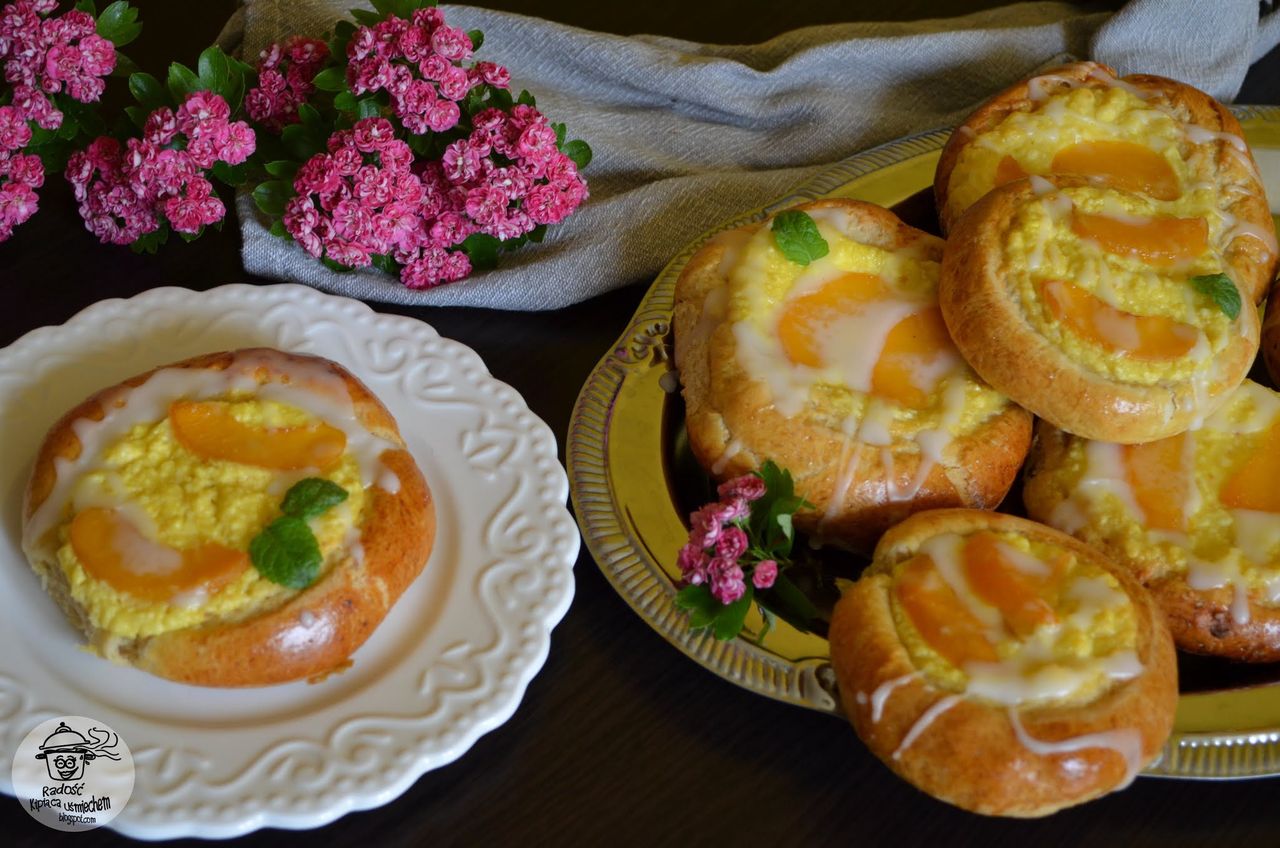Drożdżówki z serem i brzoskwiniami. Pulchne i pachnące