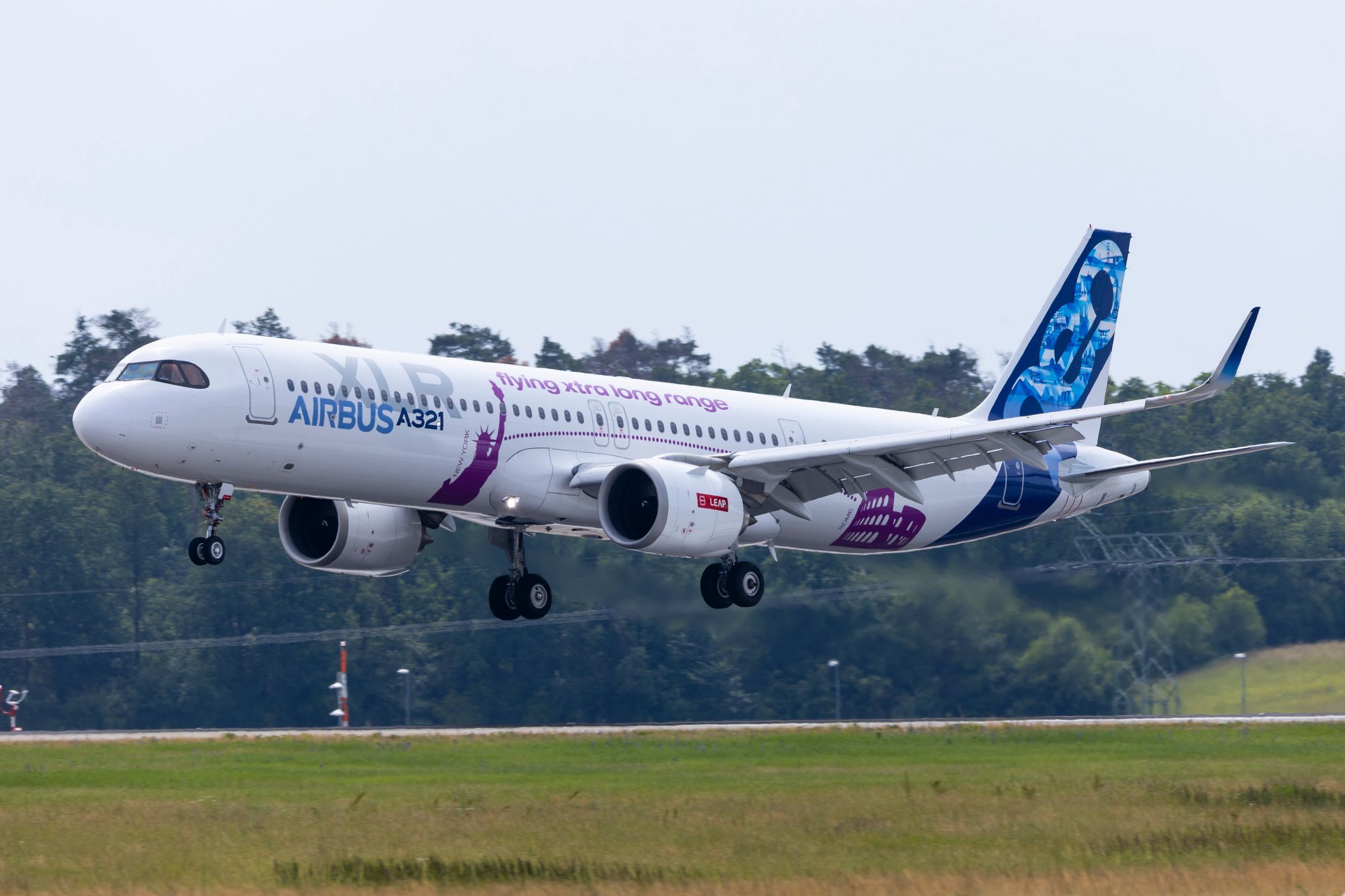 Airbus A321XLR w fabrycznym malowaniu producenta