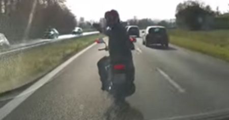 Motocyklista nie wiedział, że jest nagrywany. Niebywałe, co wyprawiał