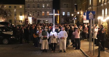Śrem: Modlitwa pod gołym niebem. Droga krzyżowa przeszła ulicami