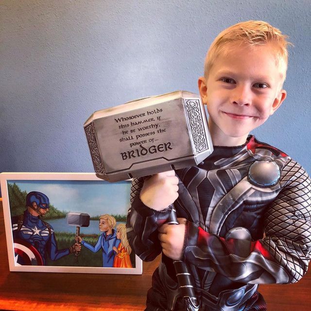 Dzielny chłopiec otrzymał wiele wspaniałych prezentów