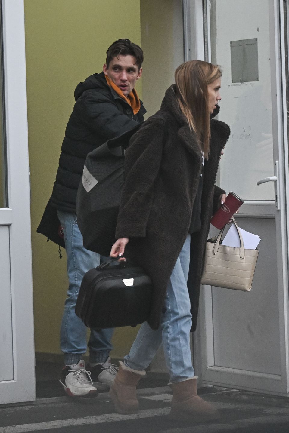 Agnieszka Kaczorowska stroi miny w kierunku Filipa Gurłacza