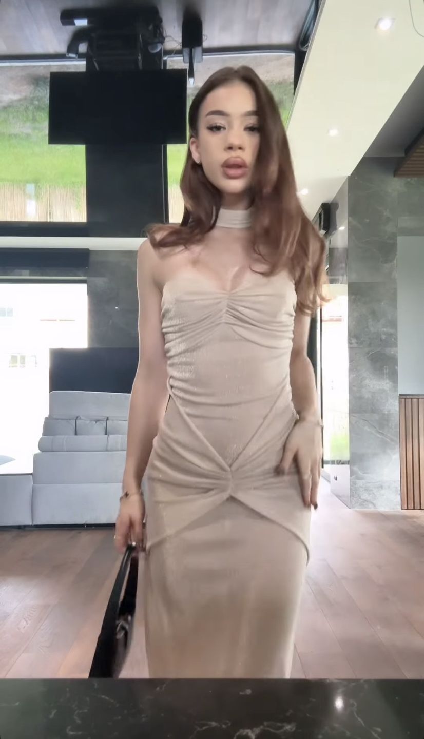 Sofii eksponuje dekolt