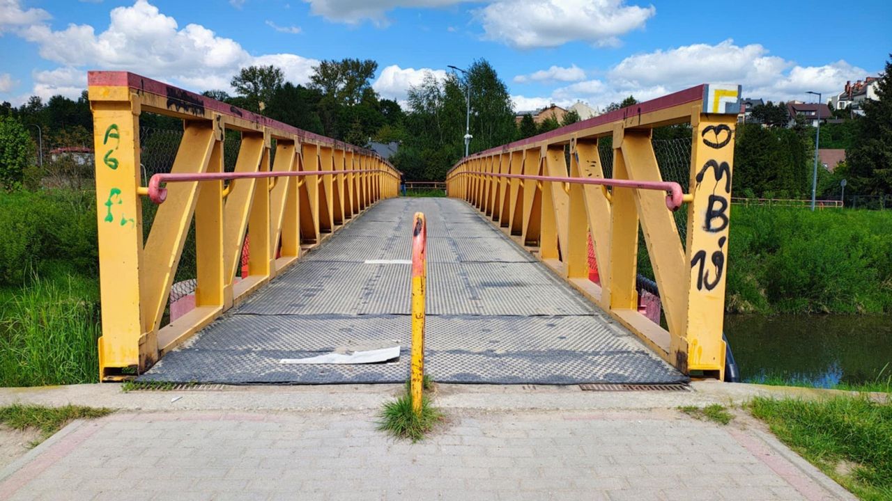 Gorlice: Kładka na Ropie w coraz gorszym stanie. Co z remontem?