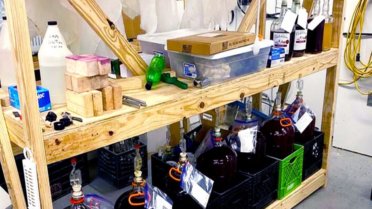 Nielegalna produkcja wina jagodowego odbywała się w oczyszczalni ścieków (DeKalb County Sheriff's Office)