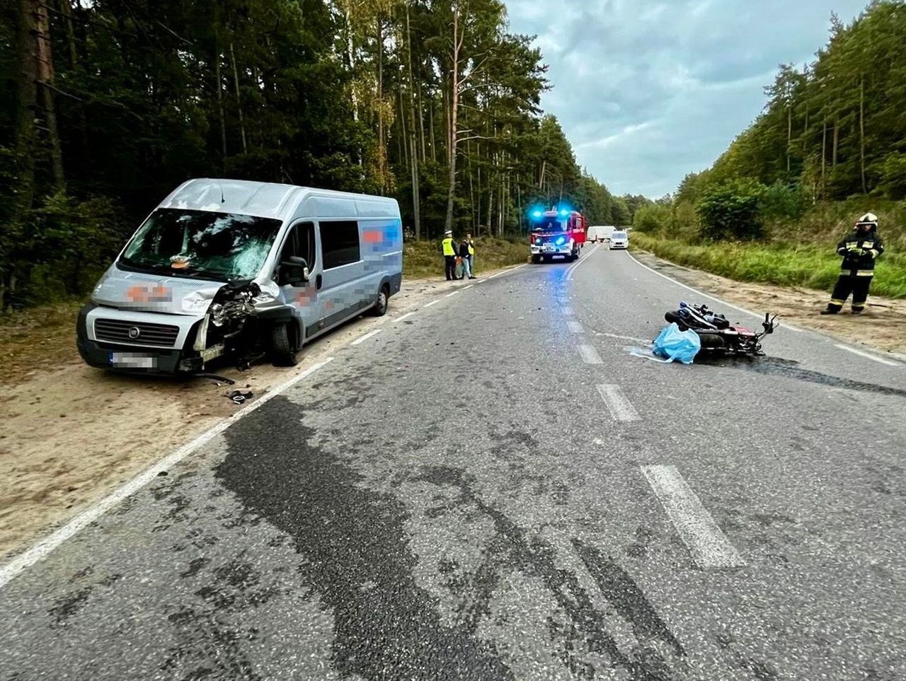 Dębogórze: Tragiczny wypadek motocyklistki. Kobieta zginęła po zderzeniu czołowym z busem