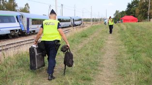 Przysucha: Bagaże pasażerów z pociągu wykolejonego w Sokolnikach Suchych nadal czekają na właścicieli. Można je odebrać w komendzie